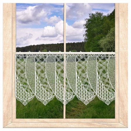 Naturweiße Bistro-Gardine aus Plauener Spitze mit modernem Spitzenmuster am Fenster mit Ausblick ins Grüne.