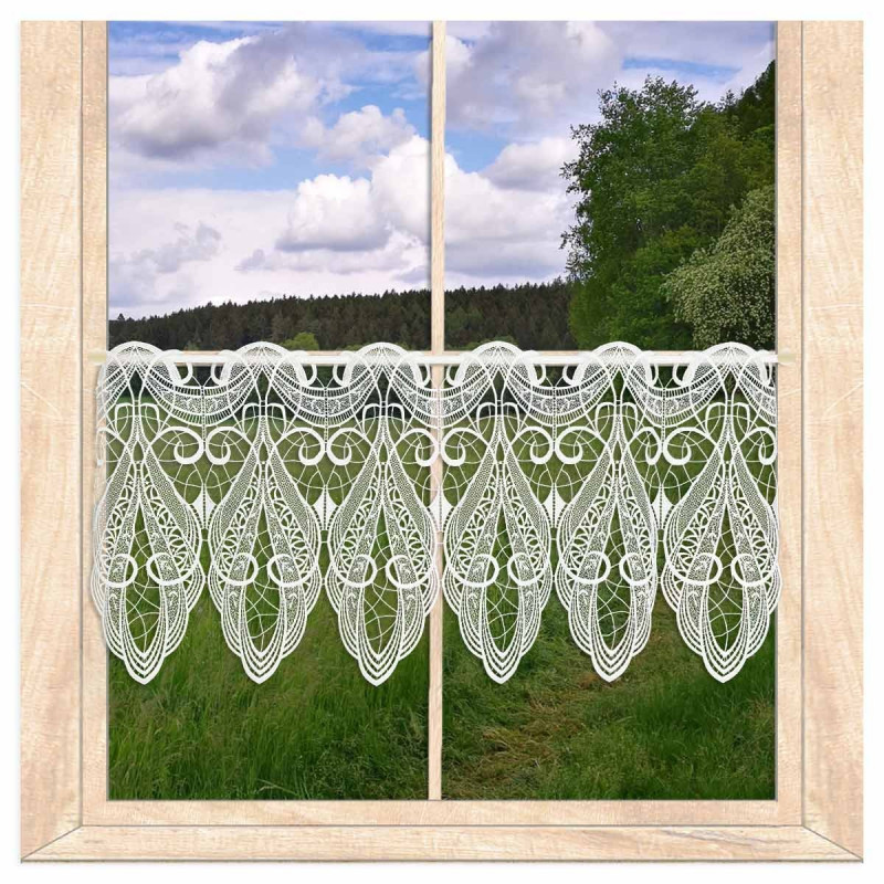 Kurzer Vorhang aus Plauener Spitze am Holzfenster vor Wiesenlandschaft für ein gemütliches Zuhause im Landhausstil.