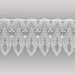 Transparente Scheibengardine aus naturweißer Plauener Spitze mit elegantem Paisley-Muster für stilvolle Heimtextilien.