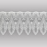 Transparente Scheibengardine aus naturweißer Plauener Spitze mit elegantem Paisley-Muster für stilvolle Heimtextilien.