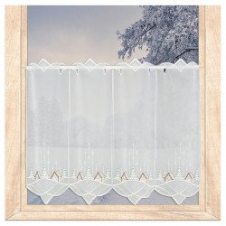 Halbtransparente Kurzgardine mit Winterdorf-Motiv am Holzfenster im verschneiten Ambiente, feine Plauener Spitze.
