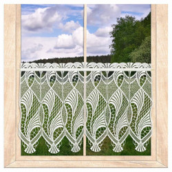 Naturweiße Bistro-Gardine aus Plauener Spitze mit geschwungenem Spitzenmuster am Fenster mit Ausblick ins Grüne.