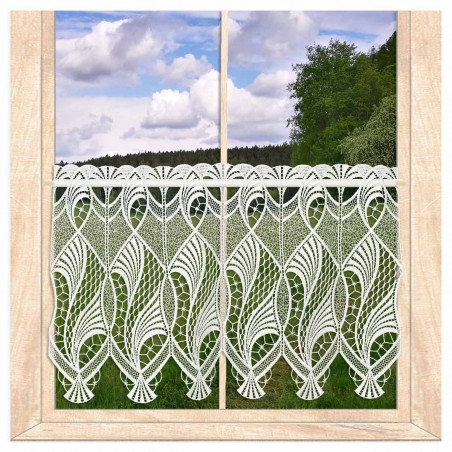 Naturweiße Bistro-Gardine aus Plauener Spitze mit geschwungenem Spitzenmuster am Fenster mit Ausblick ins Grüne.
