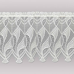 Transparente Scheibengardine aus naturweißer Plauener Spitze mit elegantem geschwungenem Muster.