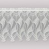 Transparente Scheibengardine aus naturweißer Plauener Spitze mit elegantem geschwungenem Muster.