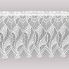 Transparente Scheibengardine aus weißer Plauener Spitze mit elegantem geschwungenem Muster.