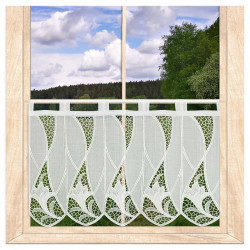 Naturweiße Kurzgardine aus Plauener Spitze mit eleganten Schlaufen und Wellenmuster am Fenster mit Aussicht.