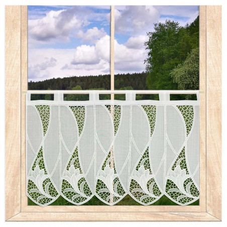 Naturweiße Kurzgardine aus Plauener Spitze mit eleganten Schlaufen und Wellenmuster am Fenster mit Aussicht.
