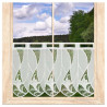 Naturweiße Kurzgardine aus Plauener Spitze mit eleganten Schlaufen und Wellenmuster am Fenster mit Aussicht.