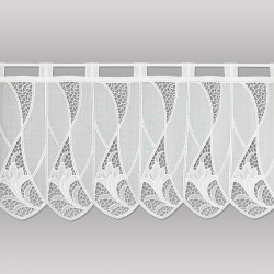 Transparente Scheibengardine aus naturweißer Plauener Spitze mit elegantem Schwungmuster für das Fenster.