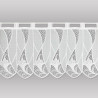 Transparente Scheibengardine aus naturweißer Plauener Spitze mit elegantem Schwungmuster für das Fenster.