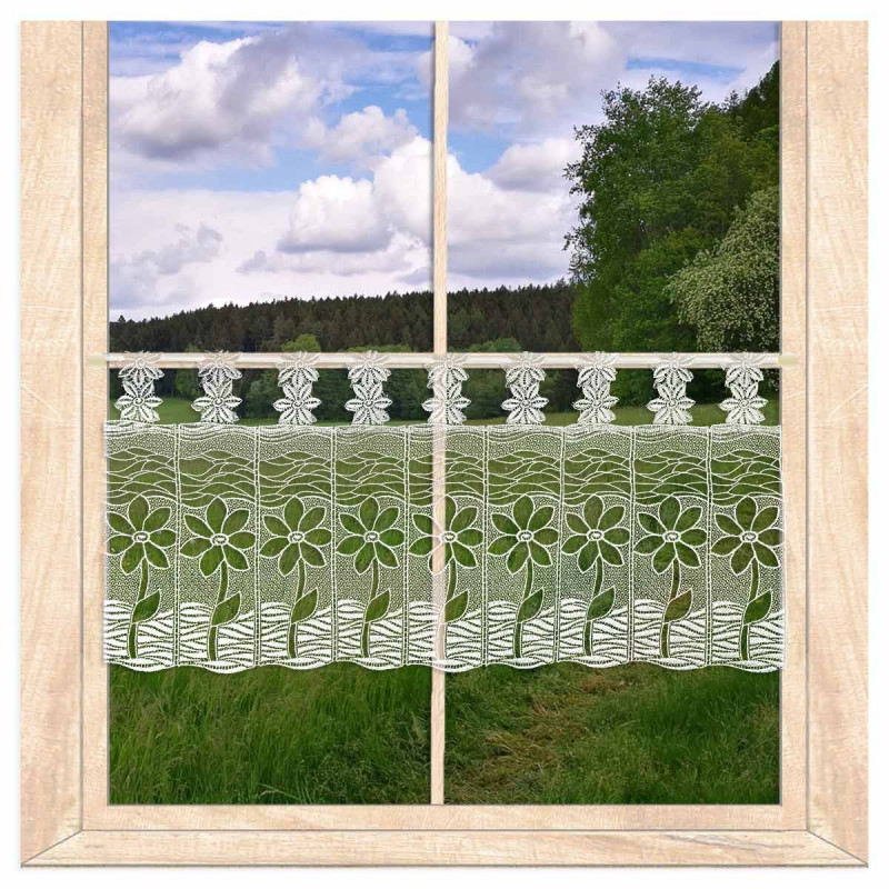 Scheibengardine aus Plauener Spitze mit Blumenmuster am Fenster mit Ausblick auf grüne Natur im Landhausstil.