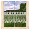 Scheibengardine aus Plauener Spitze mit Blumenmuster am Fenster mit Ausblick auf grüne Natur im Landhausstil.