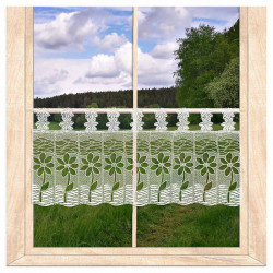 Transparente Bistro-Gardine aus weißer Plauener Spitze im Blumen-Design am Holzfenster vor Landschaft.