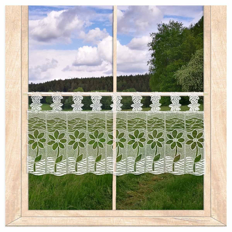 Transparente Bistro-Gardine aus weißer Plauener Spitze im Blumen-Design am Holzfenster vor Landschaft.