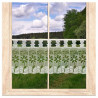 Transparente Bistro-Gardine aus weißer Plauener Spitze im Blumen-Design am Holzfenster vor Landschaft.