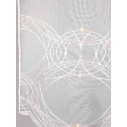 Nahaufnahme der halbtransparenten Scheibengardine in Weiß mit aufwendig gesticktem Ornament-Muster.