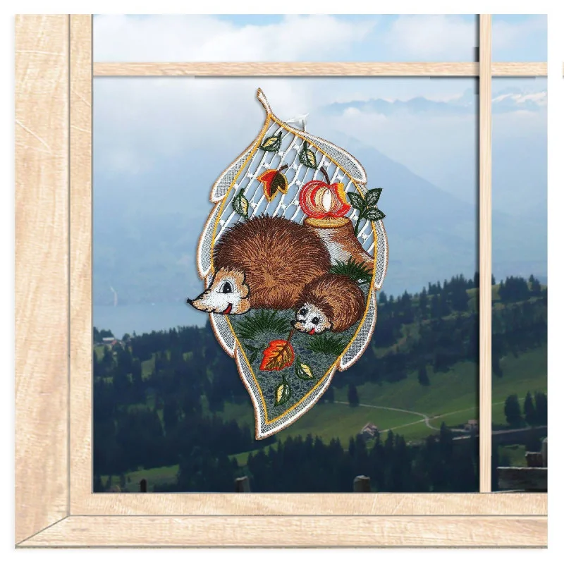 Fensterbild Herbstblatt mit Igelchen aus Plauener Spitze