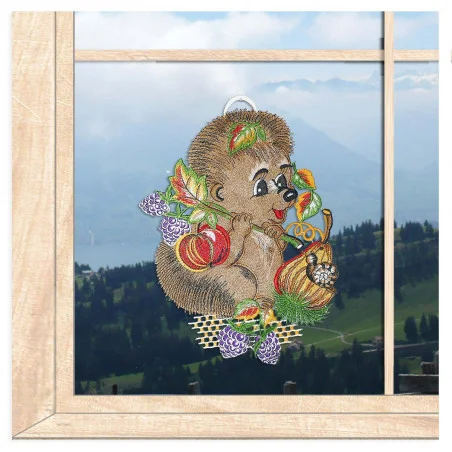 Herbstliches Fensterbild Igel mit Apfel aus Plauener Spitze