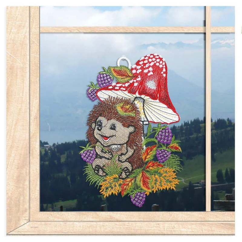 Herbstfensterbild Igel mit Fliegenpilz und Brombeeren aus Plauener Spitze