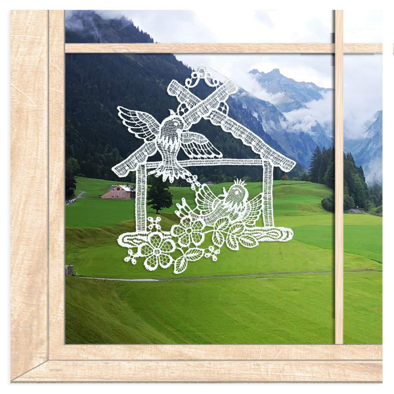Fensterbild Vogelhaus aus Plauener Spitze in cremeweiß