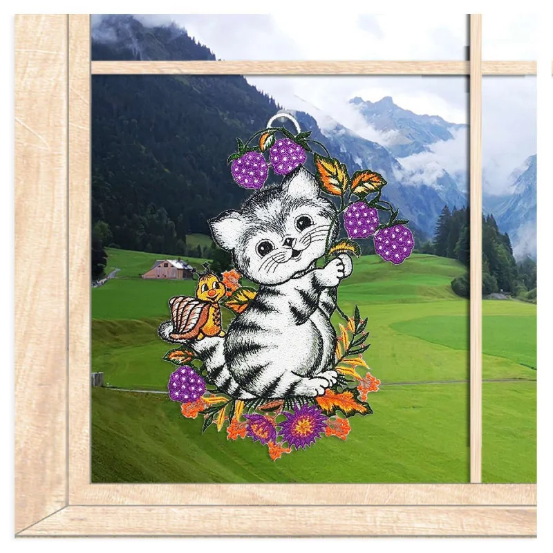 Plauener Spitzenfensterbild Katze mit Brombeeren