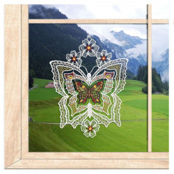Großer gestickter Schmetterling als feines Plauener Spitze Fensterbild im sonnigen Frühlings-Ambiente am Fenster.