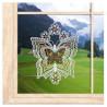 Großer gestickter Schmetterling als feines Plauener Spitze Fensterbild im sonnigen Frühlings-Ambiente am Fenster.