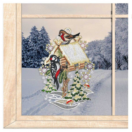 Fensterbild Vogelhäuschen mit Specht aus Plauener Spitze Fensterbild Vogelhäuschen mit Specht aus Plauener Spitze