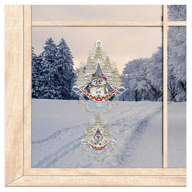 Winter-Fensterbild Schneemannfamilie im Wald aus Plauener Spitze