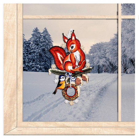 Gesticktes Fensterbild Eichhörnchen und Blaumeise aus Plauener Spitze am Fenster, winterliche Deko Heimtextilien.