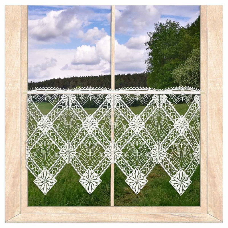 Naturweiße Bistro-Gardine aus Plauener Spitze mit Rautenmuster am Fenster mit Ausblick ins Grüne. 35 cm hoch