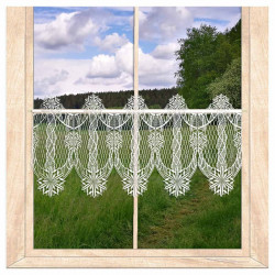 Transparente Scheibengardine aus Plauener Spitze mit Schneekristallen am Holzfenster vor Naturkulisse. 30 cm hoch
