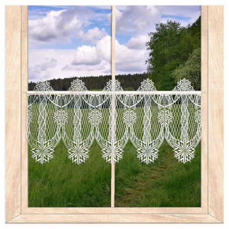 Transparente Scheibengardine aus Plauener Spitze mit Schneekristallen am Holzfenster vor Naturkulisse. 30 cm hoch