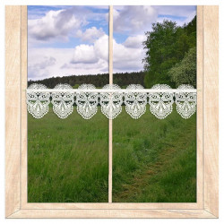 Am Fenster dekoriert: Transparente Scheibengardine Bria aus cremeweißer Plauener Spitze mit elegantem Spitzen-Muster.