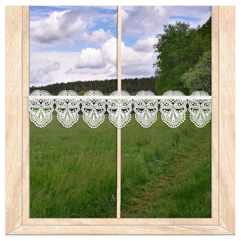 Am Fenster dekoriert: Transparente Scheibengardine Bria aus cremeweißer Plauener Spitze mit elegantem Spitzen-Muster.