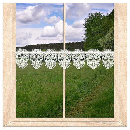 Am Fenster dekoriert: Transparente Scheibengardine Bria aus cremeweißer Plauener Spitze mit elegantem Spitzen-Muster.