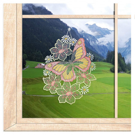 Fensterbild Blütenbukett mit Schmetterling aus Plauener Spitze Fensterbild Blütenbukett mit Schmetterling aus Plauener Spitze