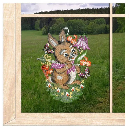 Fensterbild Häslein mit Möhre aus Plauener Spitze