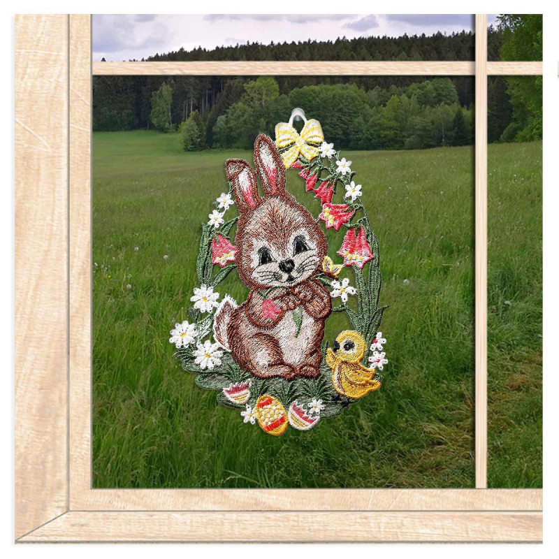 Oster-Fensterbild aus Plauener Spitze mit Osterhase, Küken und Ostereiern als Dekoration im Fenster.