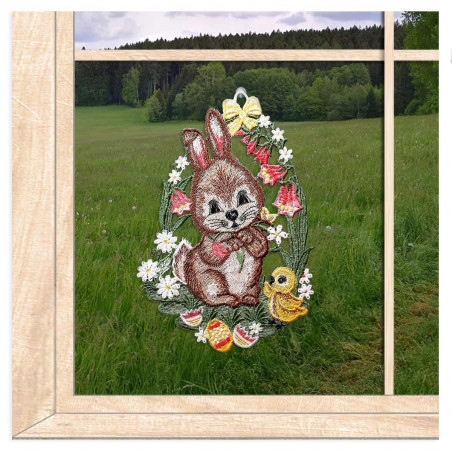 Oster-Fensterbild aus Plauener Spitze mit Osterhase, Küken und Ostereiern als Dekoration im Fenster.