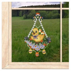 Fensterbild Küken mit Halstuch aus Plauener Spitze lila