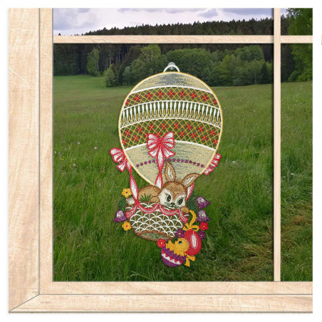 Osterfensterbild Hase im Ballon aus Plauener Spitze am Holzfenster dekoriert
