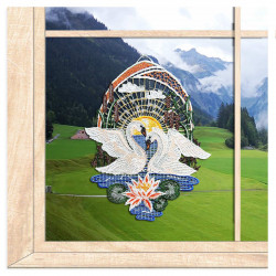 Gesticktes Fensterbild mit zwei Schwänen auf einem See im romantischen Berg-Ambiente am Fenster.