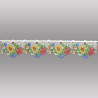 Plauener Spitzengardine mit gestickten, gelben Sonnenblumen für ein freundliches Fenster-Ambiente.
