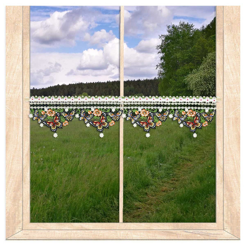 Kleine Spitzengardine mit detailreichen, bunt gestickten Schmetterlingen am hellen Fenster.