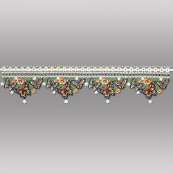 Detailansicht der filigranen Plauener Spitze mit bunten Schmetterlingen als hochwertige Fensterdekoration.