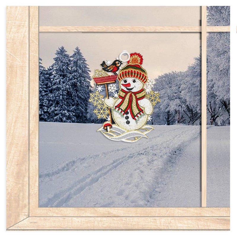 Winter-Fensterbild Schneemann mit Besen aus Plauener Spitze