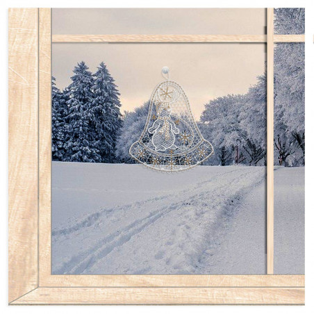 Weiß-goldene Glocke aus Plauener Spitze mit Laterne als Weihnachts-Fensterbild vor winterlicher Landschaft.