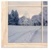 Weiß-goldene Glocke aus Plauener Spitze mit Laterne als Weihnachts-Fensterbild vor winterlicher Landschaft.